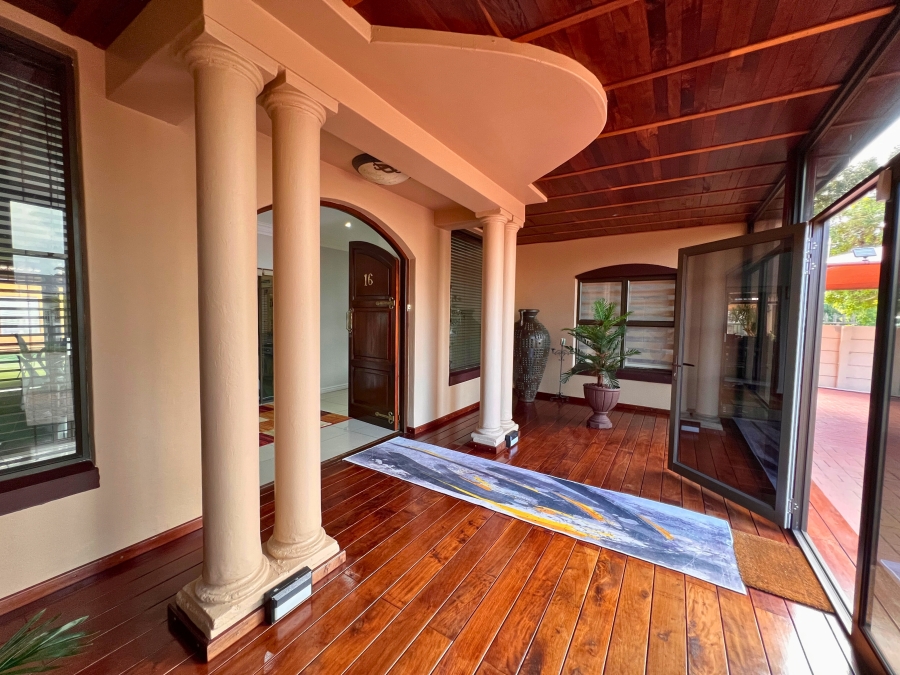 6 Bedroom Property for Sale in Middedorp Western Cape